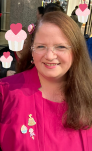 Frau im pinken Kleid