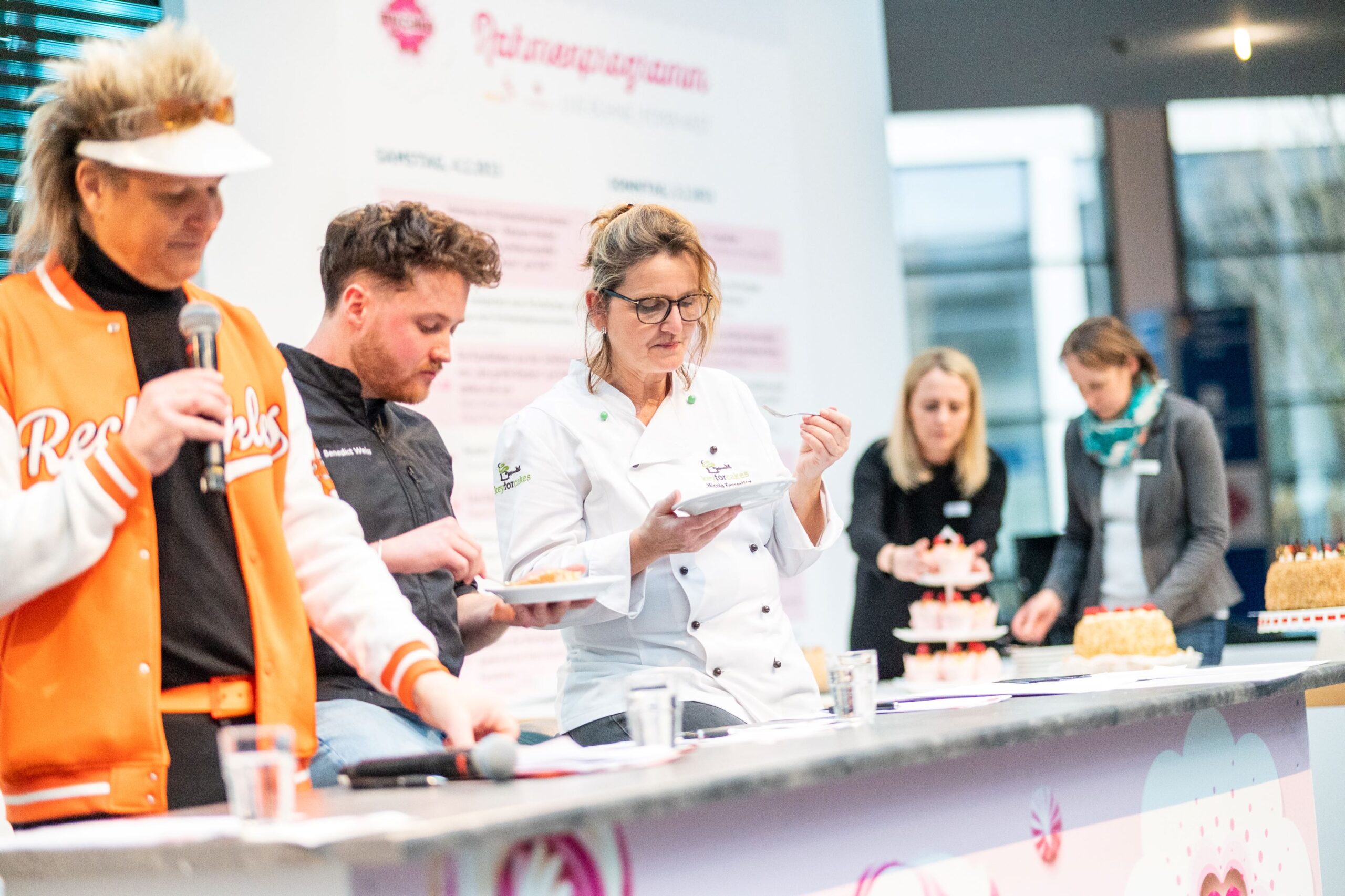 mehrere Personen verkosten Kuchen